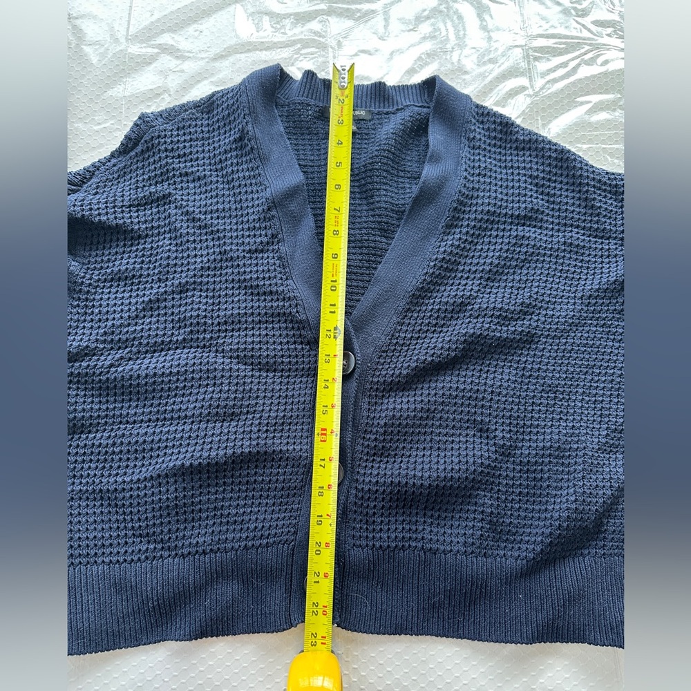 Banana Republic Women's Waffle Knit V-neck 3 Button Cardigan Navy Size Large - Picture 9 of 9